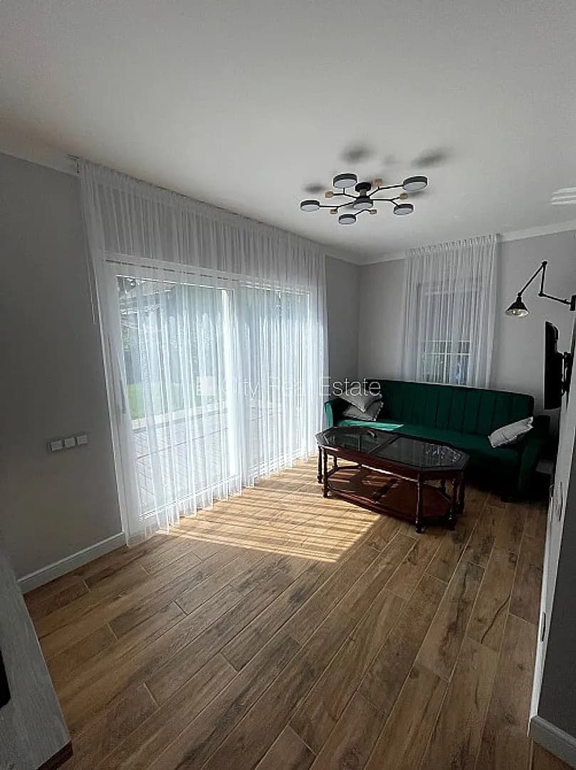 Renovēta māja, labiekārtots apzaļumots pagalms, vieta automašīnai, terase, guļamistabu — vēl bildes