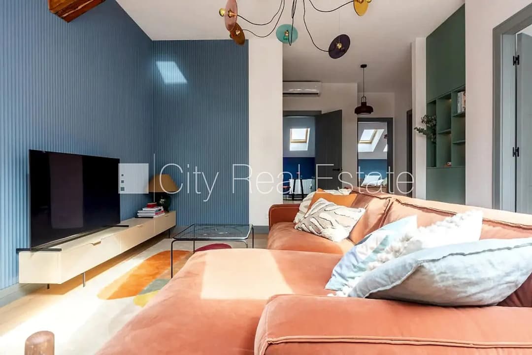 Renovēta māja, luksuss apartamenti 82 m2, ir lifts, kāpņu telpa pēc kapitālā remonta, logi — bilde 3