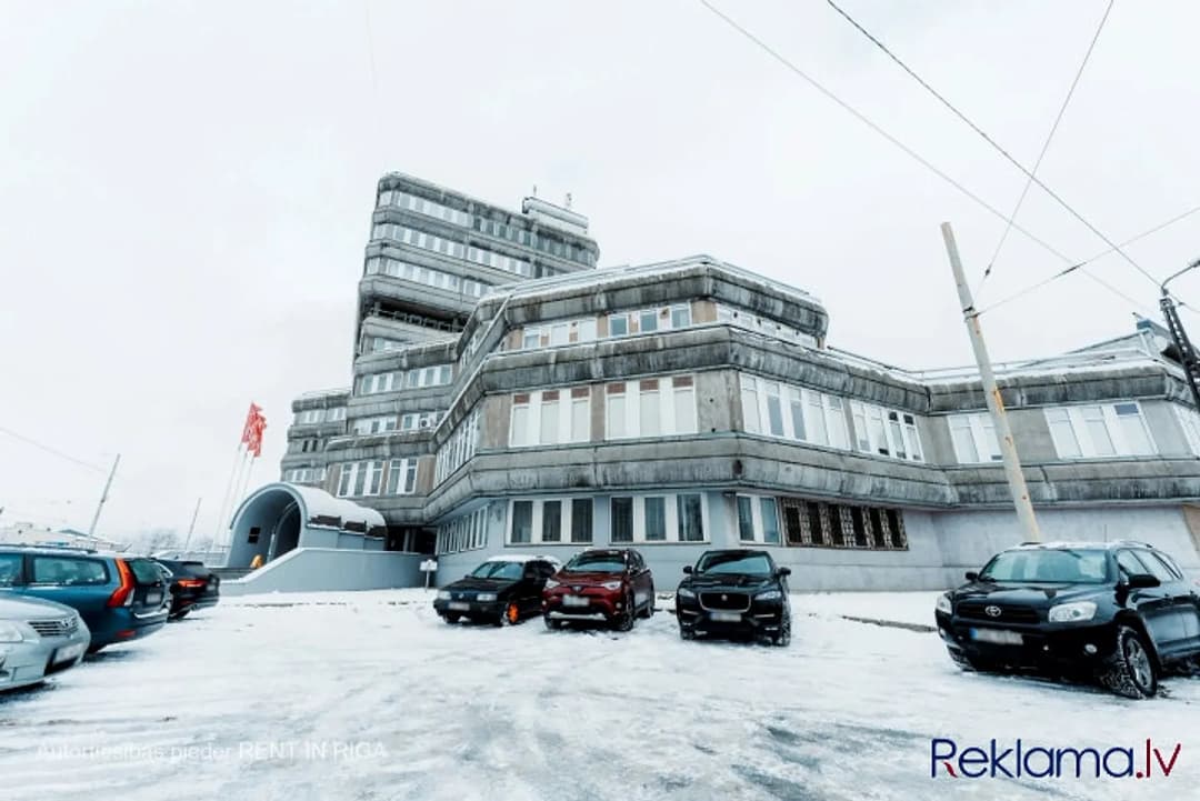 Zāle 110 kvm Ganību dambī 36. + Viena liela telpa. + Griestu augstums 3.43 m. + Linoleja — vēl bildes