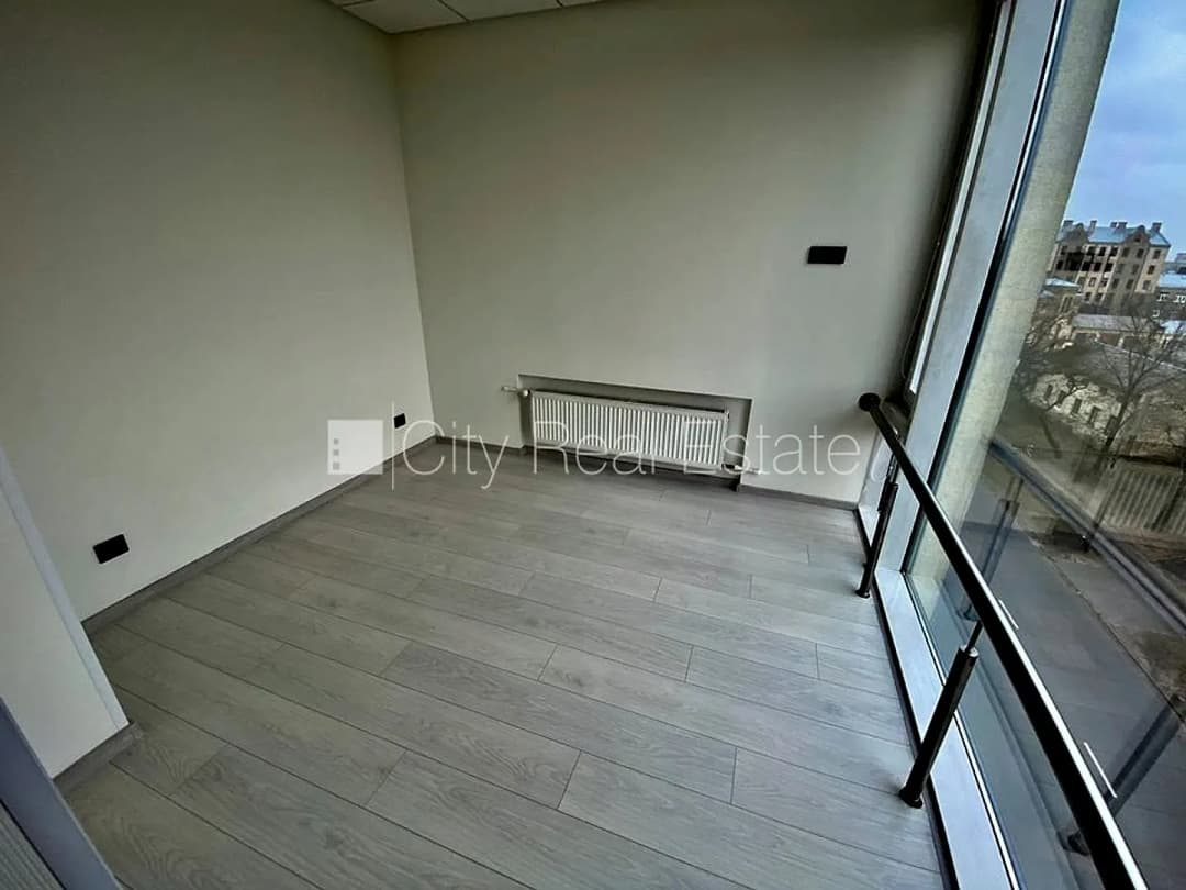 Fasādes māja, renovēta māja, slēgts pagalms, ieeja no ielas, ir lifts, kāpņu telpa pēc — bilde 3