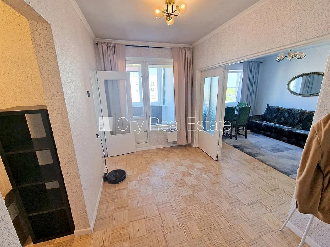Pagalma ēka, ieeja no pagalma, divas lodžijas, logi vērsti mājas abās pusēs, plašs skats no — vēl bildes