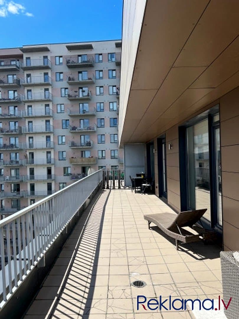 Tiek izīrēts pēdējā stāva dzīvoklis ar lielu terasi (50 m2) Jaunajā Teikā. Dzīvojamā
