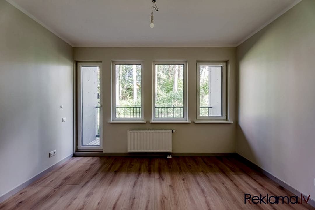 Piedāvājumā mūsdienīgs 2 istabu dzīvoklis ar pilnu apdari renovētā projektā Priežu Nami, — vēl bildes