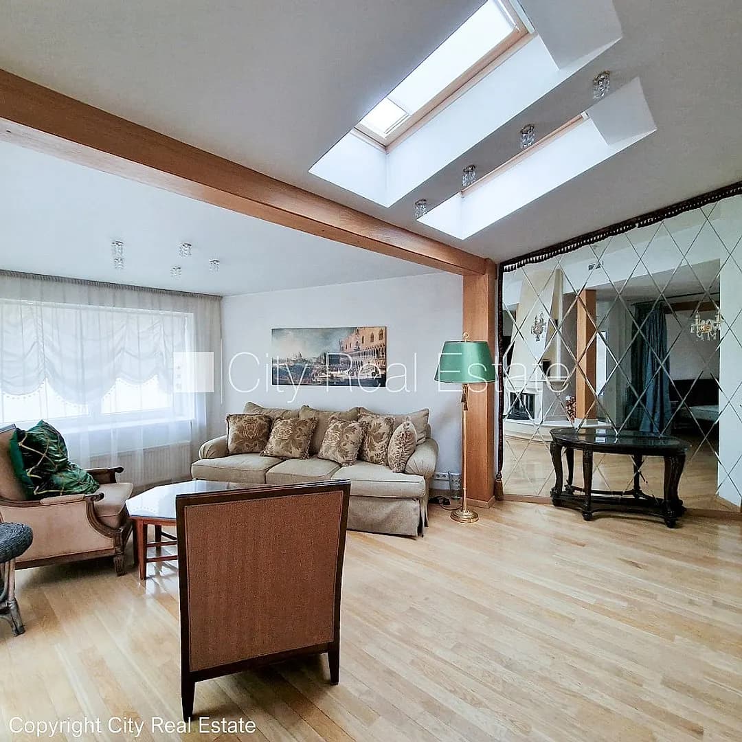 Fasādes māja, renovēta māja, ieeja no ielas, ir lifts, kāpņu telpa pēc kapitālā remonta, — vēl bildes