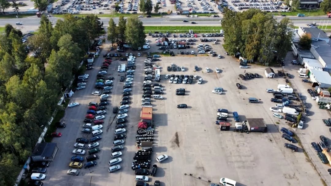 Zemes gabals (R zona) Latgales ielā. + Intensīva auto plūsma; + piebraukšana no Maskavas — vēl bildes
