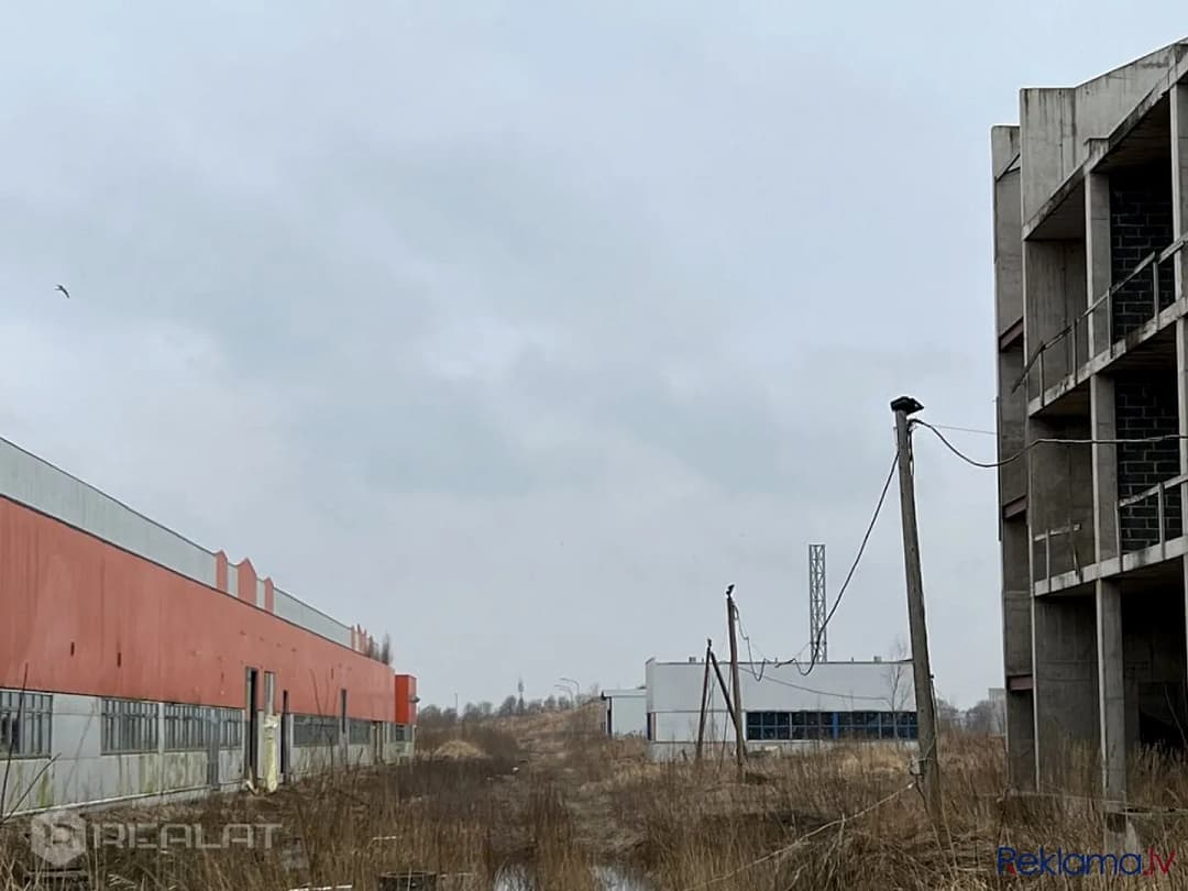 Projekts HOFT atrodas pēc adreses: Strelnieku ielā 5, labiekārtotā teritorijā, kuras platība — vēl bildes