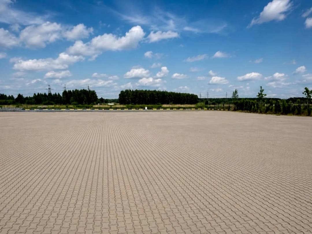 Bruģēts laukums ar tenta noliktavu Jelgavā. + Bruģēta laukuma platība 10 346 m2; + Tenta