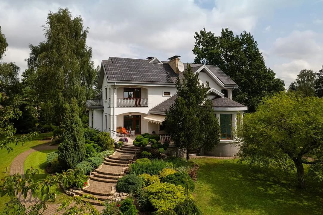 Pārdošanā grezna savrupmāja ar labiekārtotu 4524 m parku Bieriņos!
Piedāvājam iegādei — bilde 2