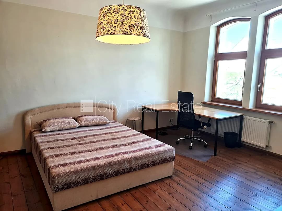 Fasādes māja, slēgts pagalms, ir lifts, balkons, logi vērsti mājas abās pusēs, istabas — bilde 4