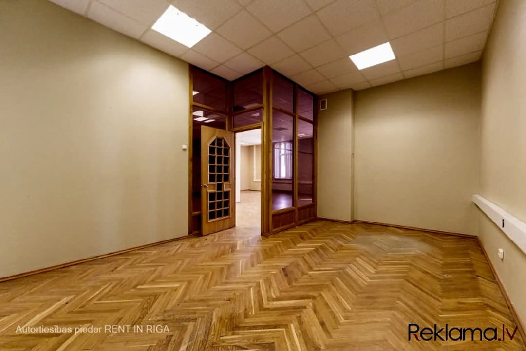 Birojs stratēģiski izdevīgā vietā. + 3 izolētas biroju telpas; + 1 open space telpa birojam — vēl bildes