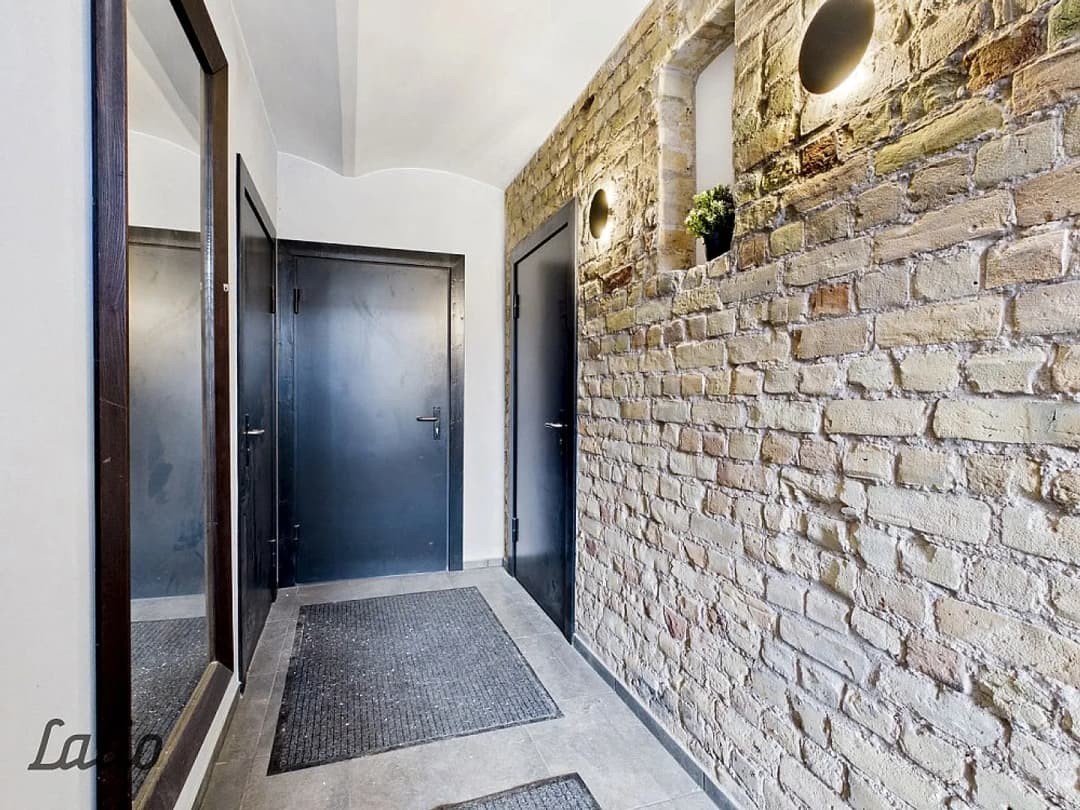 Studio dzīvoklis Rīgas centrā ar potenciālu komercdarbībai.
Pārdod perspektīvu studio