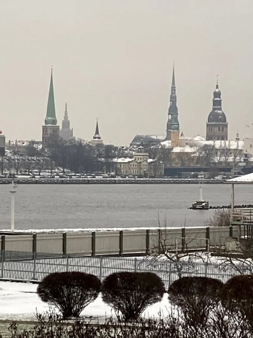 Izīrējam mājīgu, tikko izremontētu, mēbelētu dzīvokli ar skatu uz Daugavu vienā no — bilde 2
