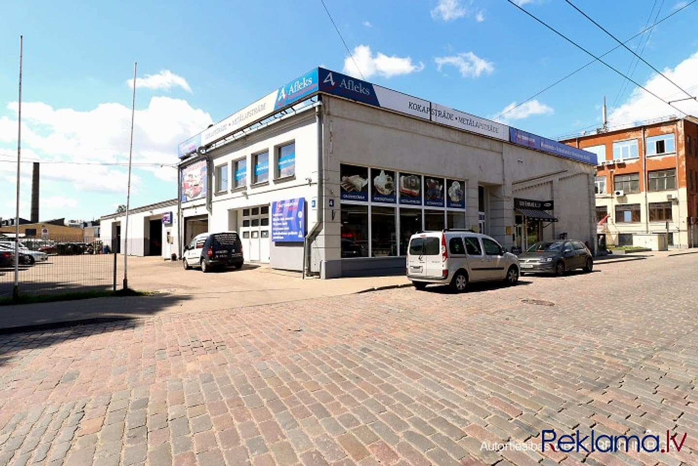 Tirdzniecības- noliktavas ēka Centrā. + Zemes platība 1420 m2 (īpašumā); + Ēkas kopējā