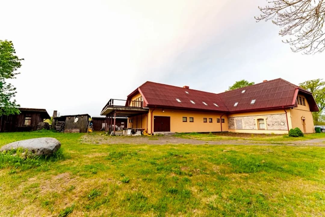 Izīrē 3-stāvu privātmāju Salaspilī pie Daugavas ar 2.3 ha zemes gabalu. Ēka celta kā viesu — vēl bildes