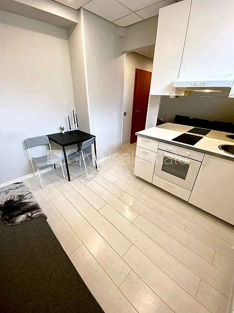 Fasādes māja, renovēta māja, slēgts pagalms, ieeja no ielas, ir lifts, kāpņu telpa pēc — bilde 3