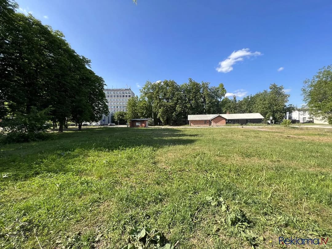 Pārdod zemes gabalu Jelgavas centrālajā daļā. Zemes gabals 2030 kv.m., atrodas sabiedriskās — bilde 2