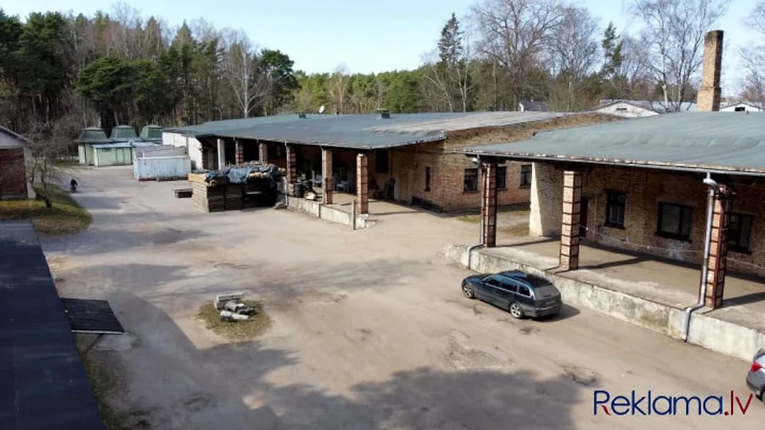 Sausas, neapkurināmas noliktavas ar rampām. Iežogota, asfaltēta teritorija, kopējā platība — vēl bildes