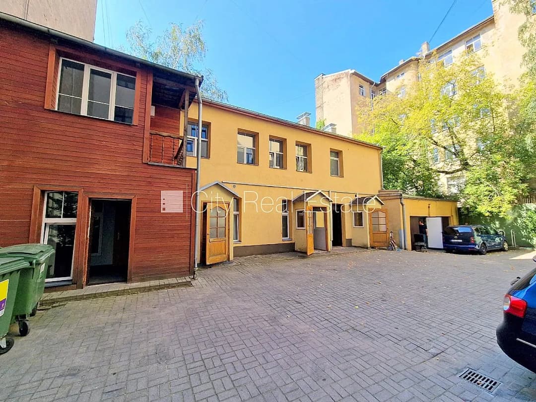 Projekts - Matīsa 38, pagalma ēka, renovēta māja, labiekārtots apzaļumots pagalms, slēgts — vēl bildes