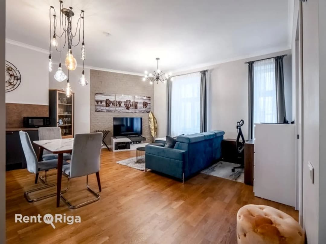 Izsmalcināts 2-istabu dzīvoklis renovētā namā Rīgas centrā! Piedāvājam iegādei elegantu — bilde 2
