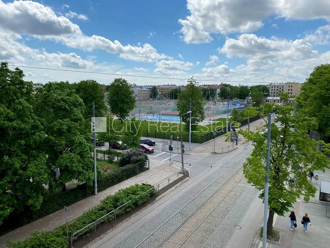 Fasādes māja, renovēta māja, slēgts pagalms, ieeja no ielas un pagalma, kāpņu telpa pēc — vēl bildes
