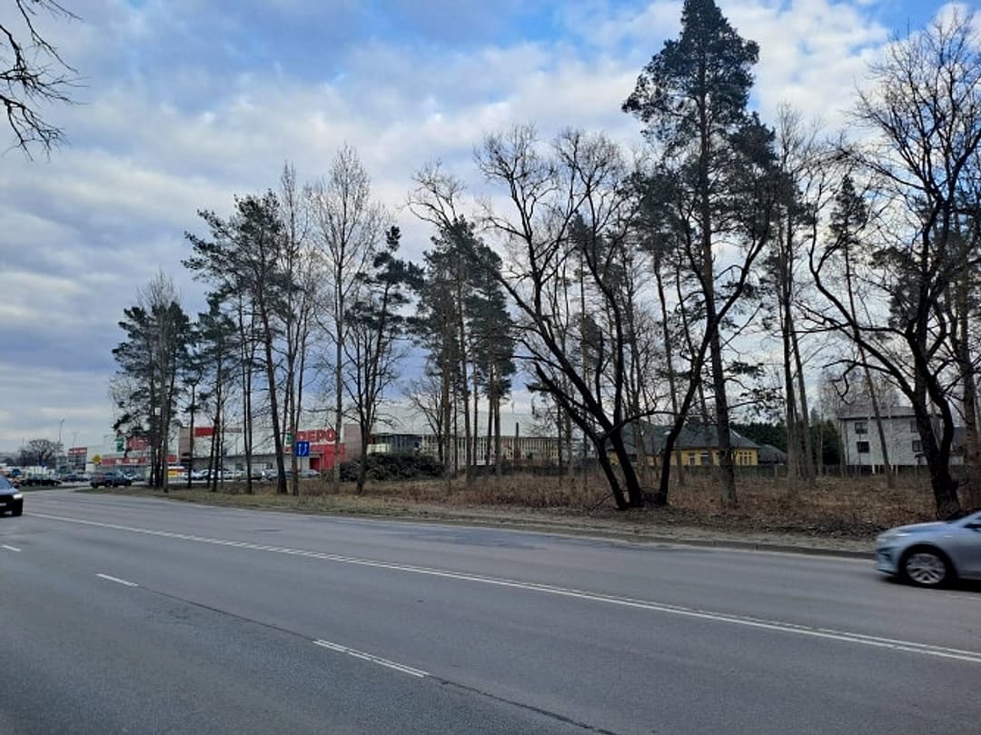 Pārdod zemi vienā no aktīvākajām Rīgas auto plūsmas vietām ar ērtu piebraucamo ceļu.