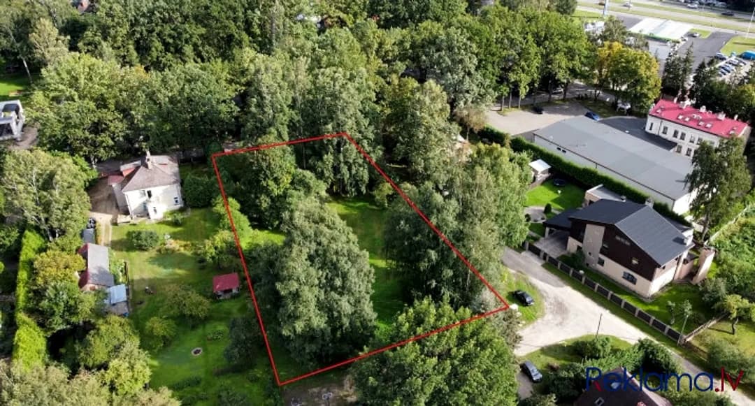 Zemes gabals zaļā un klusā vietā Šampēterī - Astras un Plēsuma ielu stūrī. Apkārtnē