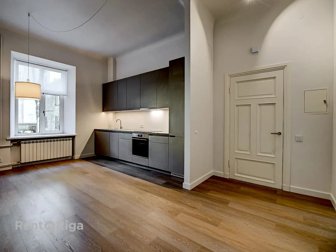 Kalpaka bulvāris 11, Centrs