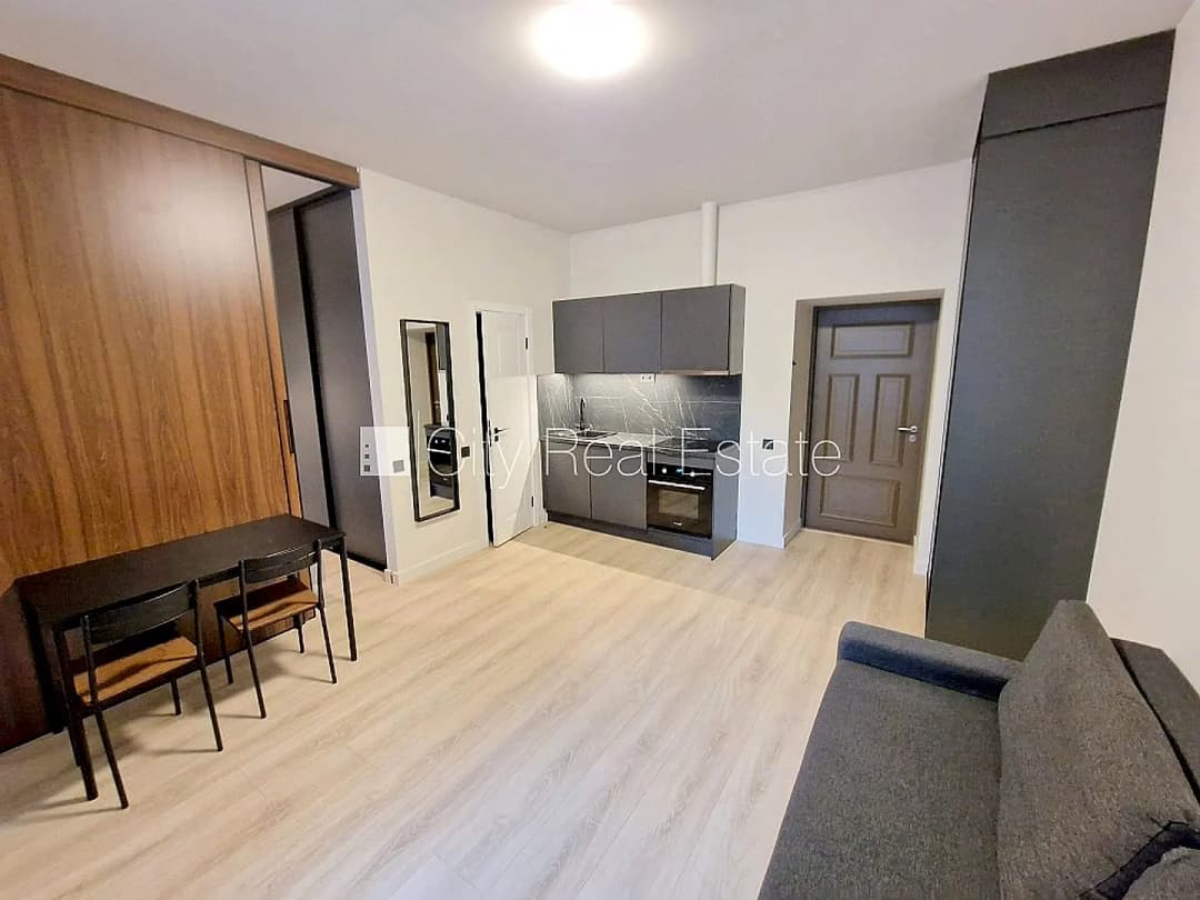 Fasādes māja, renovēta māja, slēgts pagalms, ieeja no ielas, ir lifts, kāpņu telpa pēc