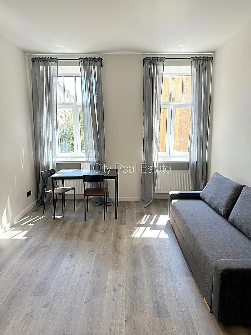 Pagalma ēka, renovēta māja, slēgts pagalms, ieeja no ielas un pagalma, kāpņu telpa pēc — bilde 4