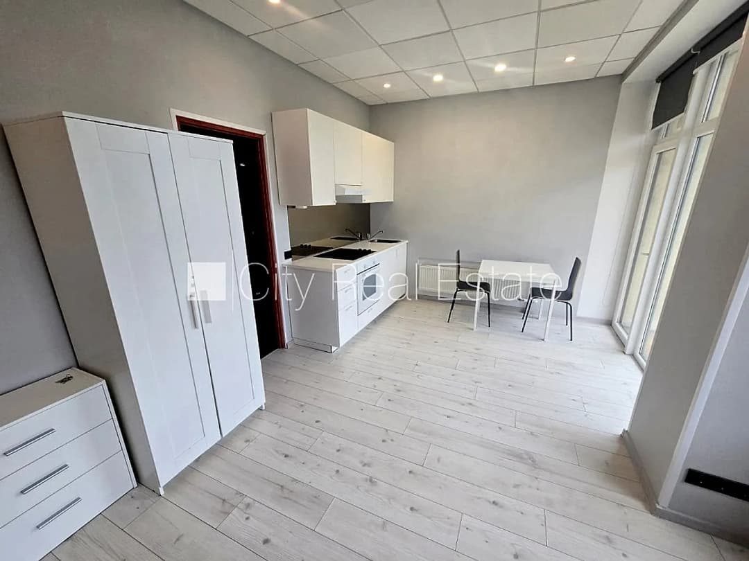 Fasādes māja, renovēta māja, ieeja no ielas, ir lifts, kāpņu telpa pēc kapitālā remonta, — bilde 2