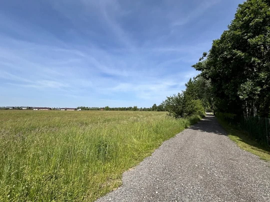 Pārdod 1,92 ha lielu zemes gabalu Ādažos. Ir izstrādāts detālplānojums, kas paredz sadali 7 — vēl bildes
