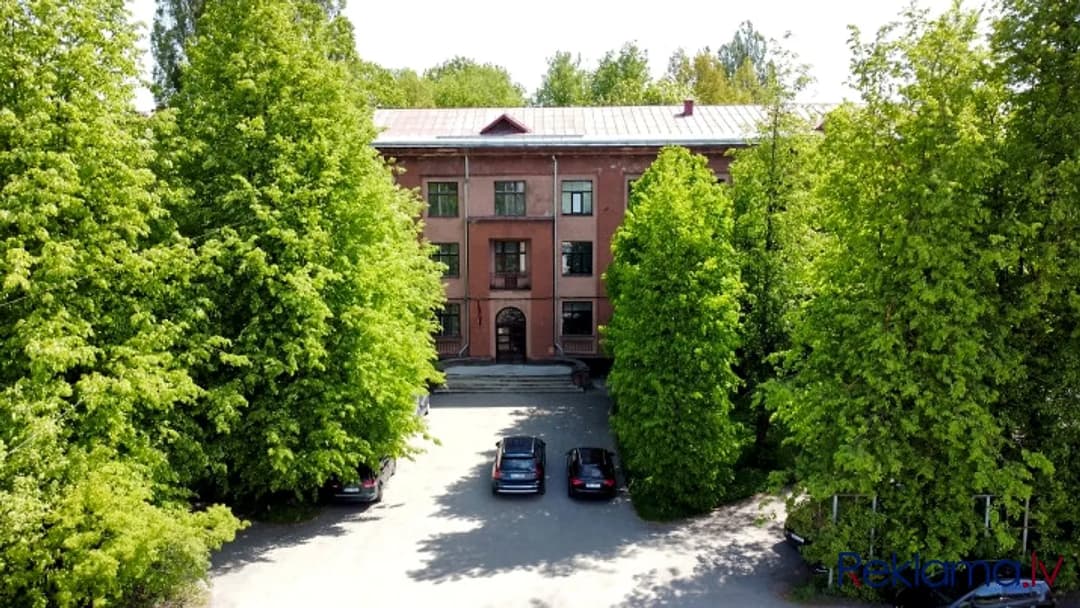 Pārdod 3-stāvu administratīvo ēku. Celtne atrodas jauktas centra apbūves teritorijā (JC4) un — bilde 2