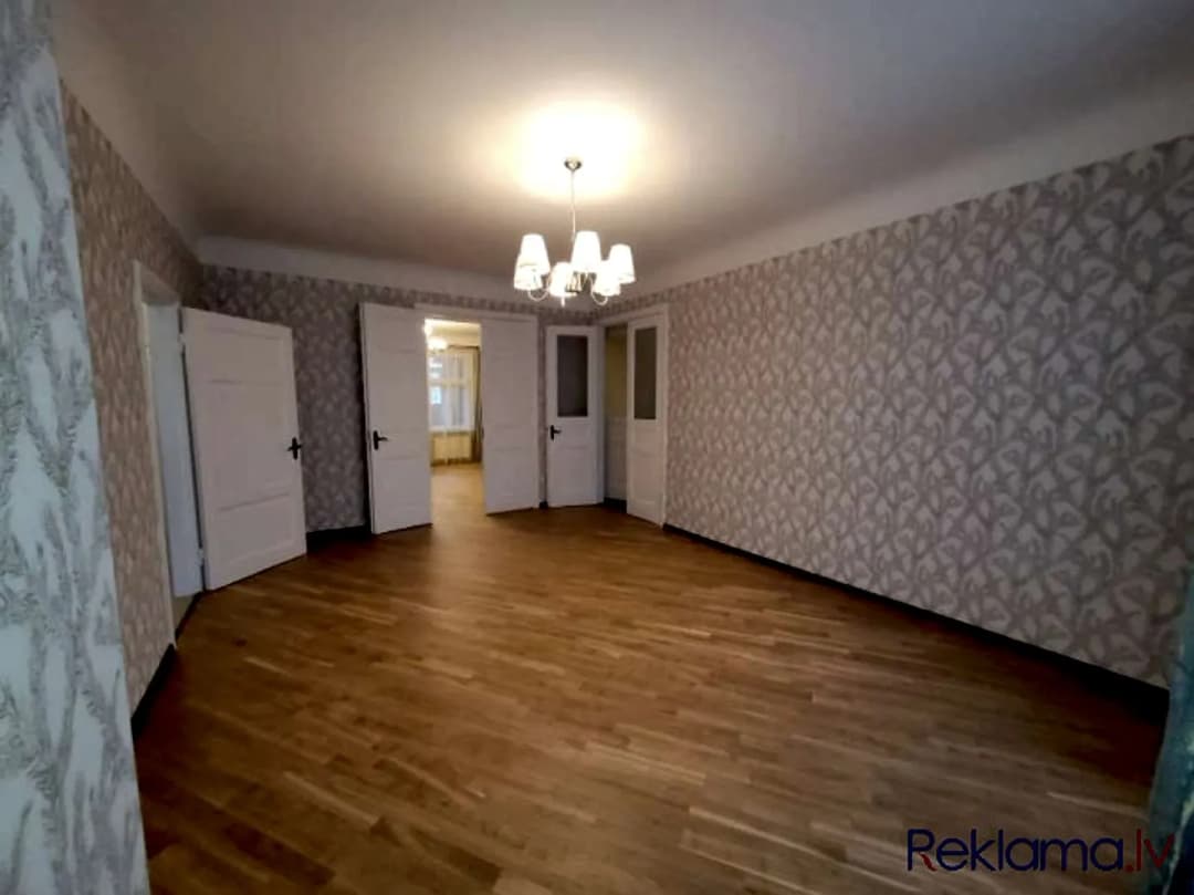 Tiek pārdots plašs, silts, daļēji mēbelēts, pēc kosmētiskā remonta 5 istabu dzīvoklis ar — bilde 2