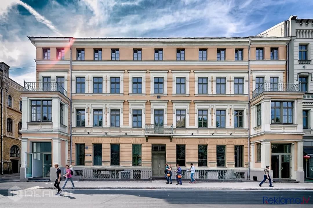 Skaists un saulains dzīvoklis ar plašu skatu uz Vērmanes dārzu. Pilnībā renovēta,