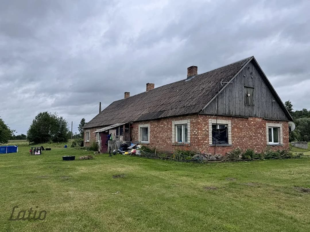 Pārdod dzīvojamo māju ar saimniecības ēku un zemes gabalu 3,9 ha.
Apbūve:
1940. gadā — bilde 3