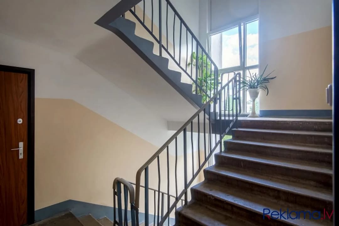Pārdodu skaistu 3 istabu dzīvokli Iļģucemā. Dzīvoklis sastāv no priekštelpas, viesistabas, — vēl bildes