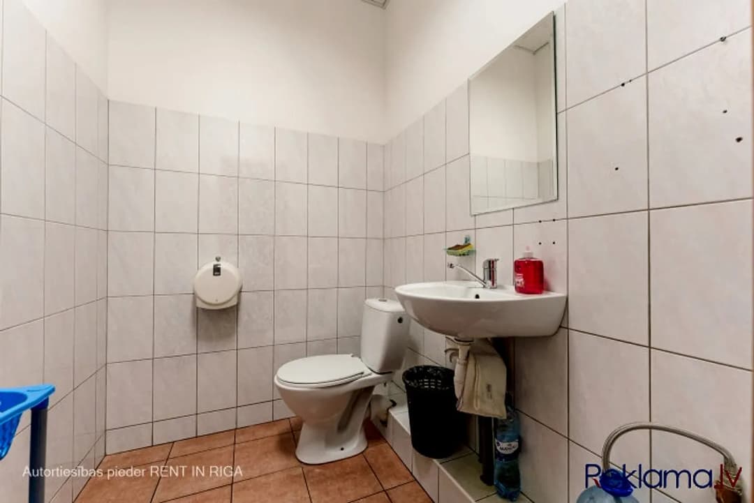 Birojs ar panorāmas skatu Ganību dambī 36. + 1 telpa. + Logi divās telpās pusēs. + Lamināta — vēl bildes
