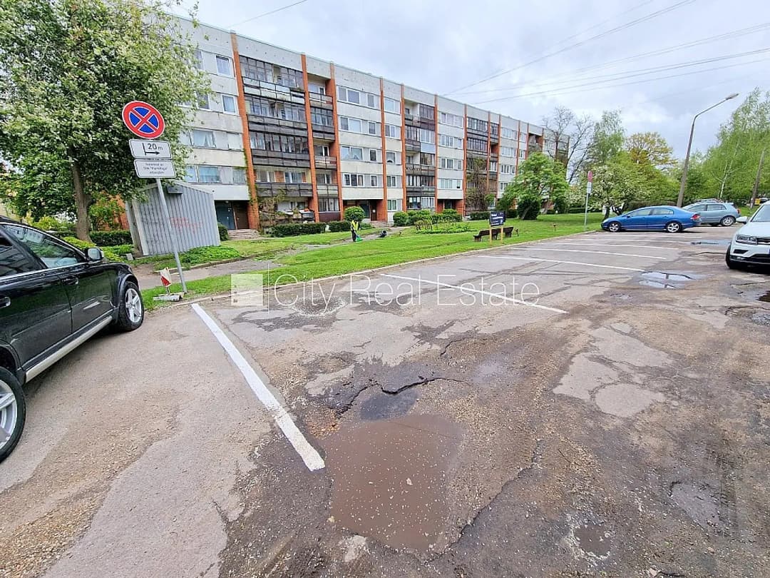 Vieta automašīnai, iebraukšana teritorijā uzrādot caurlaidi, teritorijas stāvlaukums noklāts — bilde 3