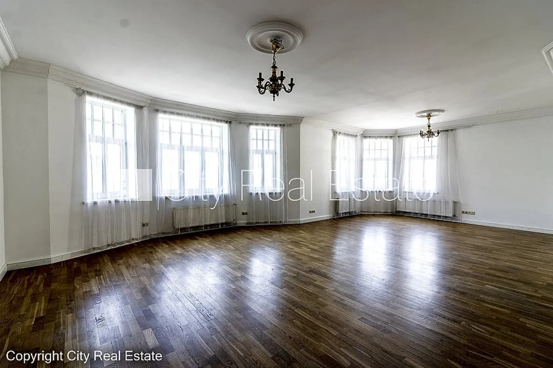 Fasādes māja, renovēta māja, slēgts pagalms, ieeja no ielas, ir lifts, kāpņu telpa pēc