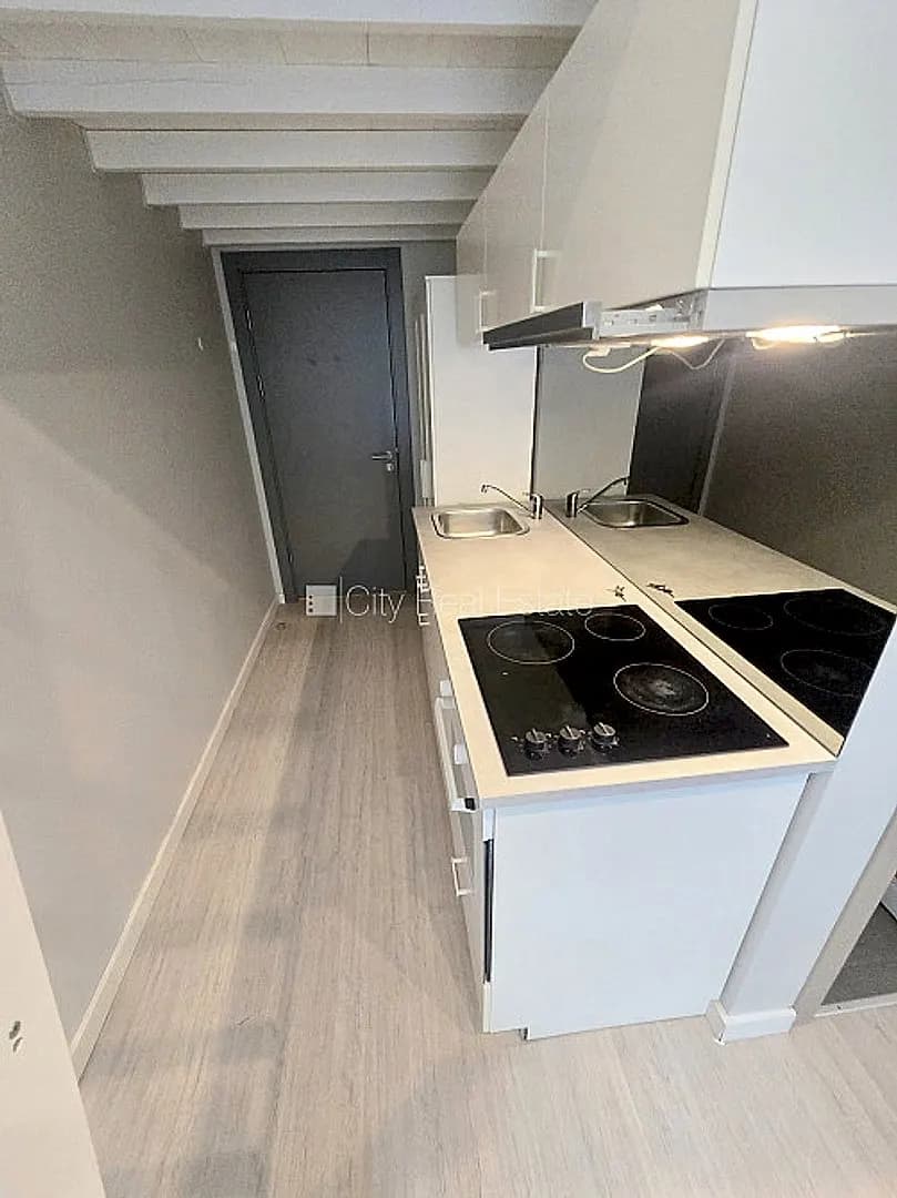 Fasādes māja, renovēta māja, slēgts pagalms, ieeja no ielas, kāpņu telpa pēc kapitālā — bilde 3