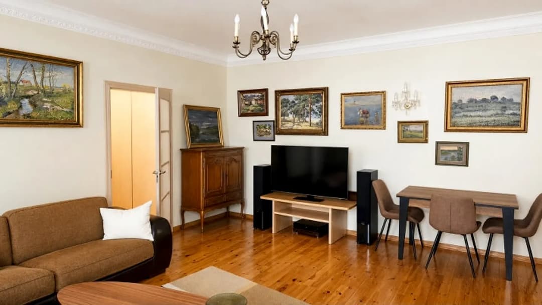 Gaumīgs 2-istabu dzīvoklis Klusajā centrā Izīrē modernu un gaumīgi iekārtotu 2-istabu — bilde 2