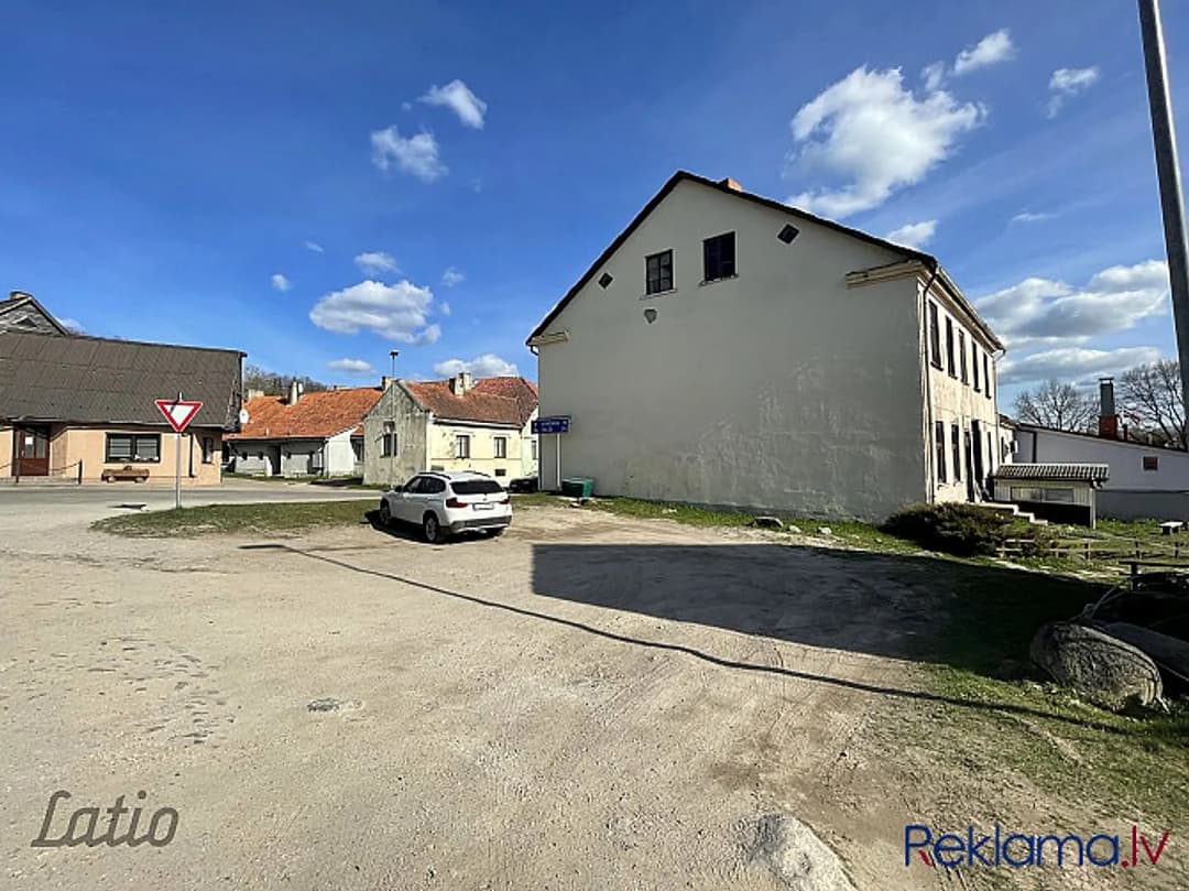 Pārdod zemes gabalu Sabiles pilsētas centrā.
Zemes gabala kopējā platība 183 m2.
Zemes — vēl bildes