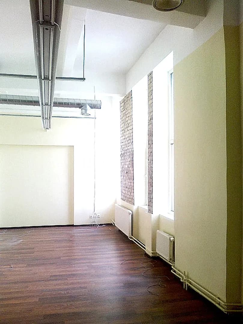 Renovēta māja, vieta automašīnai, objektu apsargā fiziskā apsardze, ir kravas lifts, kāpņu