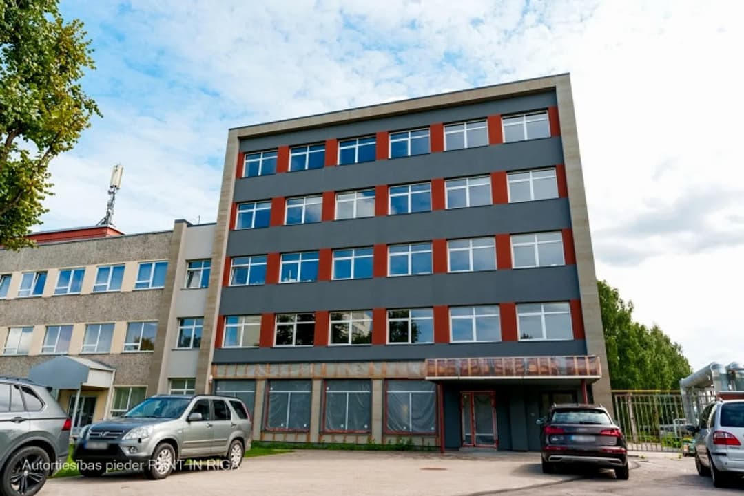 Birojs renovētā ēkā Pļavniekos. 10 EUR/m2+ PVN, kuros iekļauti visi komunālie maksājumi.