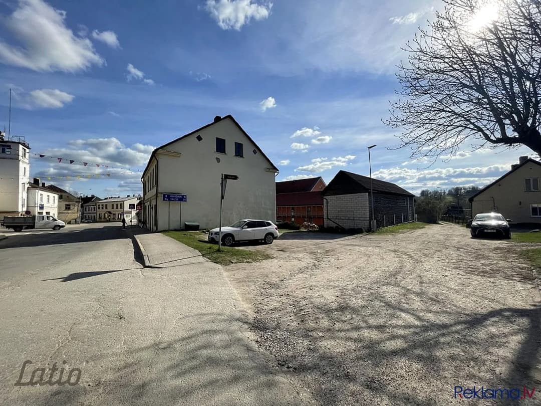 Pārdod zemes gabalu Sabiles pilsētas centrā.
Zemes gabala kopējā platība 183 m2.
Zemes