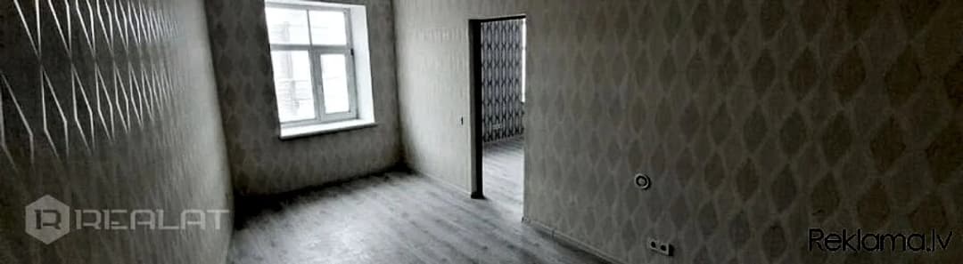 Tiek pārdots dzīvoklis lieliskā lokācijā. Stikla pakešu logi un dzelzs durvis. Veikts pilns