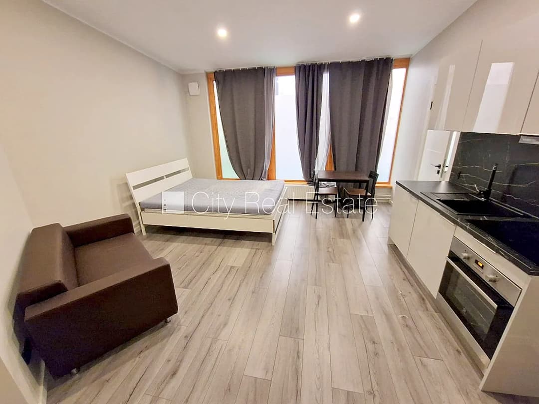 Renovēta māja, labiekārtots apzaļumots pagalms, iežogota teritorija, terase, veranda, — bilde 2