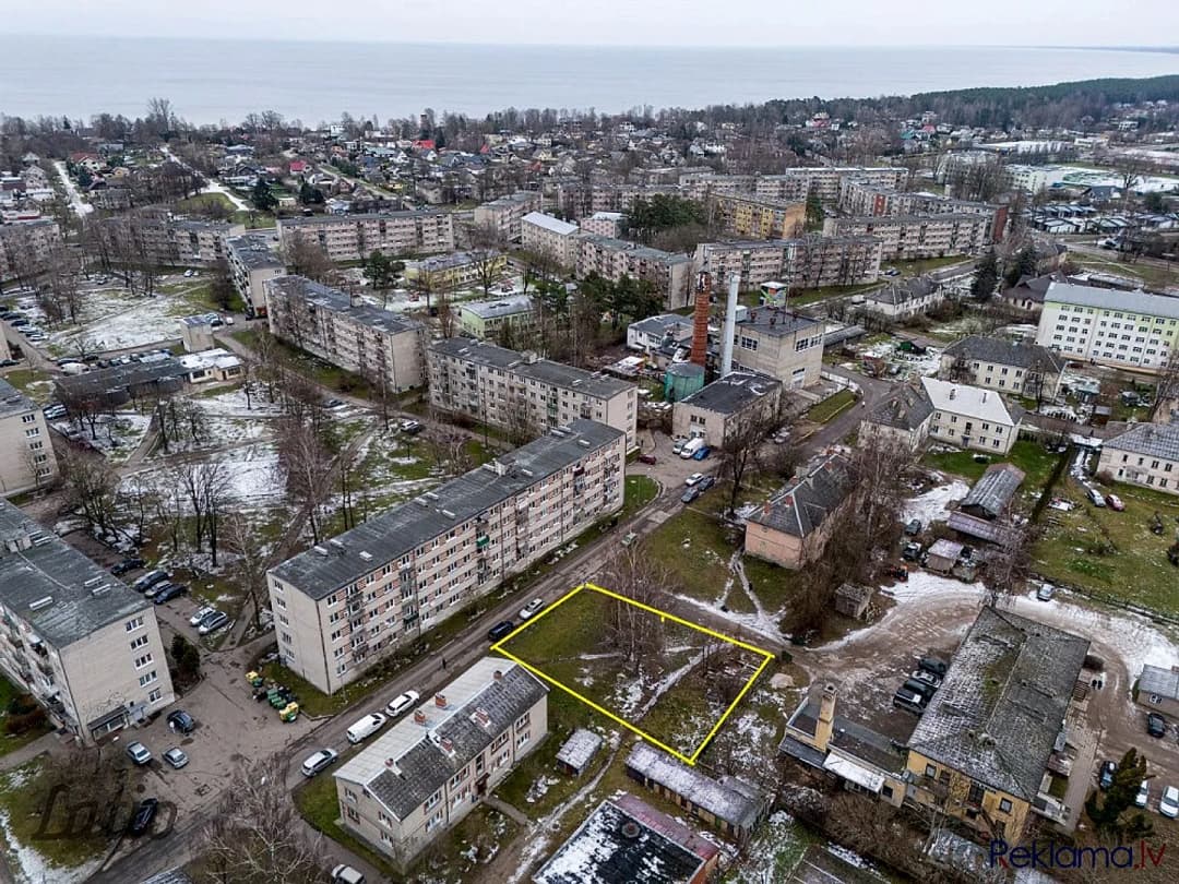 Pārdod zemes platību pašā Kauguru centrā dauddzīvokļu māju rajonā.
Zemes platības — vēl bildes