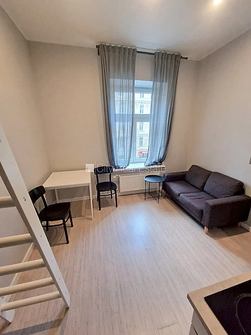 Fasādes māja, renovēta māja, slēgts pagalms, ieeja no ielas, kāpņu telpa pēc kapitālā — bilde 2