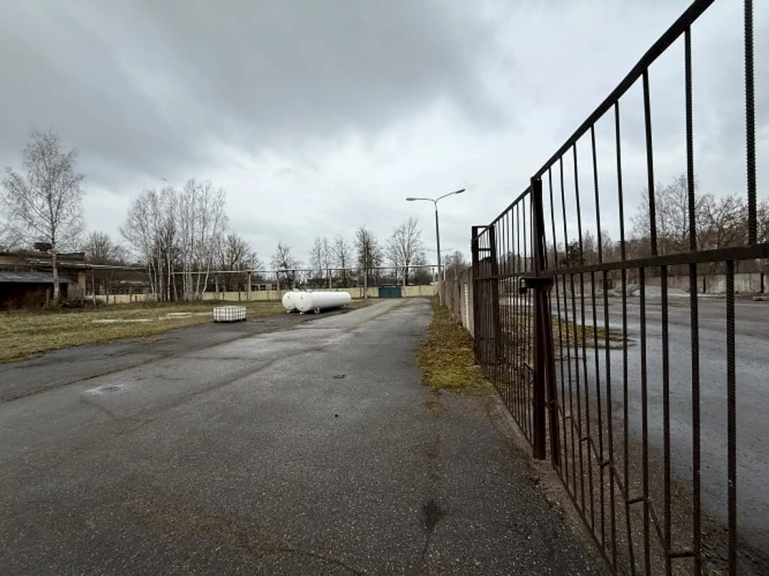 Iznomajam asfaltētu laukumu Dzintars rūpnīcas teritorijā. Zemes gables norobežots ar betona — bilde 4